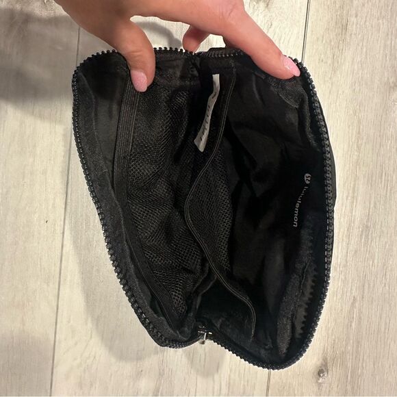 Lululemon Everywhere Belt Bag‎ Crinkle Nylon 1L
Black Nwt - Picture 4 of 6